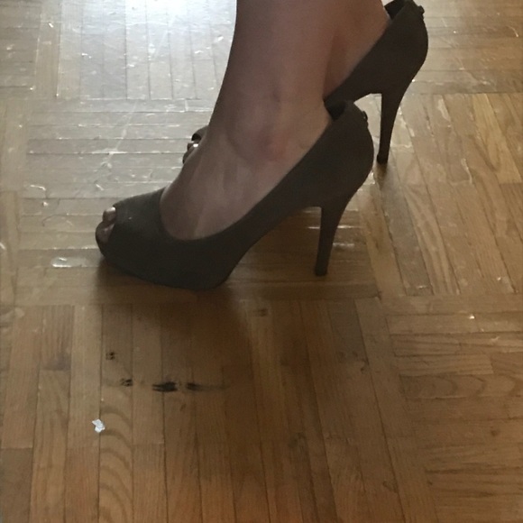 Stuart Weizmann Tan Peep Toe Pump 9 - Picture 7 of 8